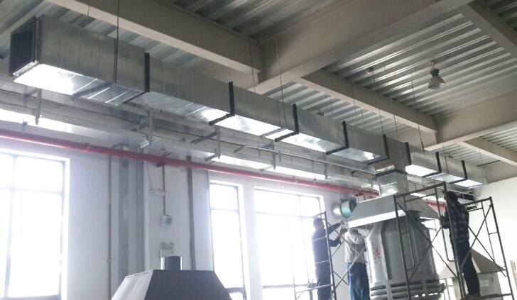 五星級酒店的防火與防排煙系統 上次簡單介紹了山東金光集團通過公平競標方式獲得通州區五星級酒店的整體中央空調從通風，制冷，防排煙等工程的安裝施工，那么今天說一下酒店的防火與防排煙系統。當然離不開消防排煙風機和防排煙防火閥設備的。 通風空調系統原則上按使用功能及防火分區劃分為若干系統，風管穿越防火分區及變形縫等處設電動排煙